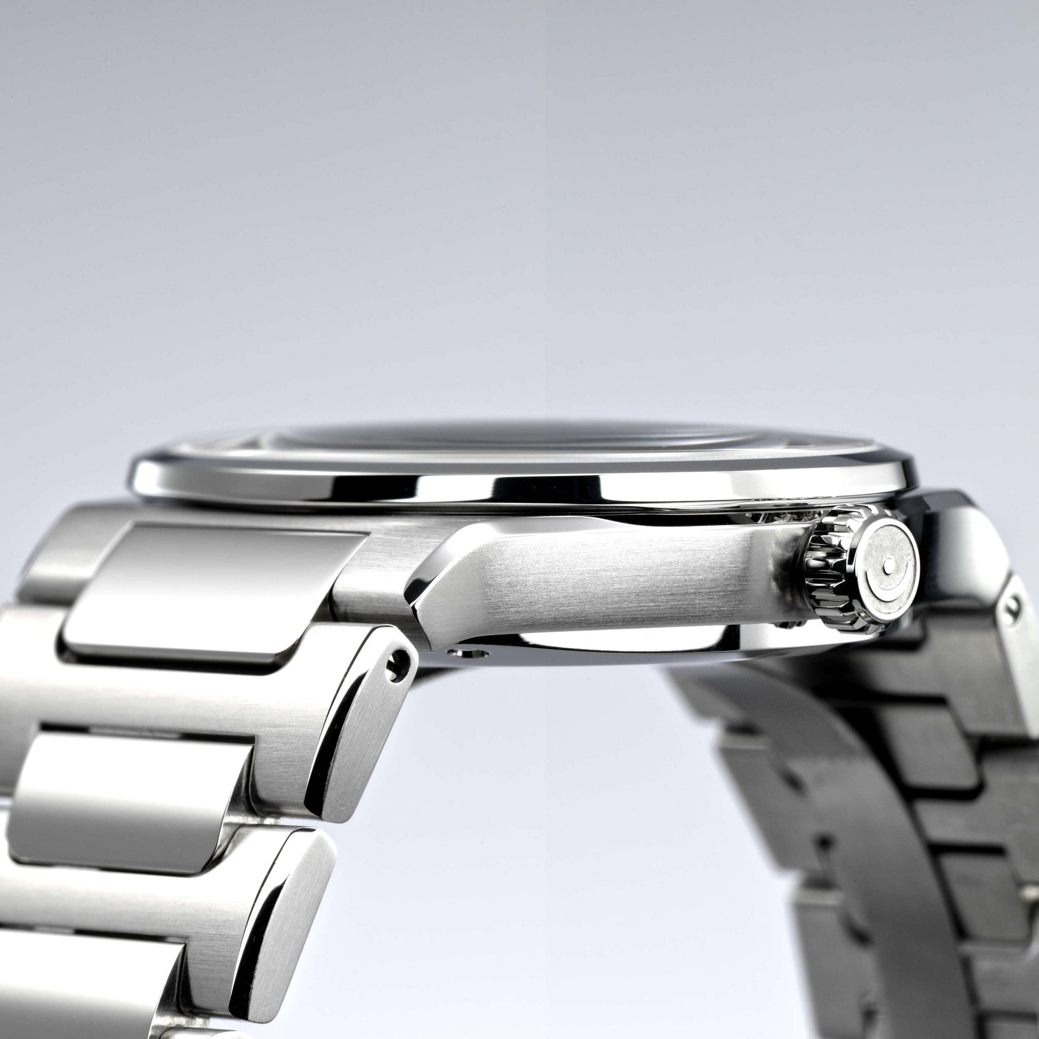 Kaenos integrated steel bracelet and case